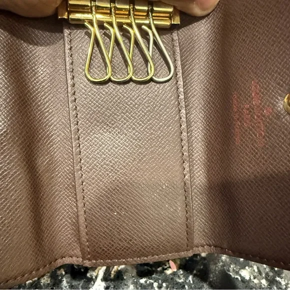 LOUIS VUITTON Damier Keyholder - Picture 3 of 10